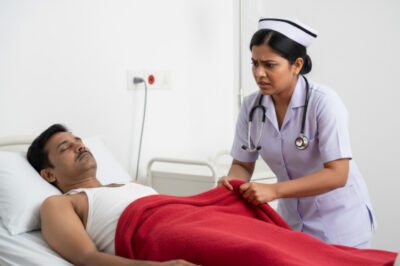 एक युवा नर्स एक बेहोश आदमी की देखभाल करती है, लेकिन एक दिन जब वह कंबल खोलती है, तो जो कुछ पाती है उससे वह पूरी तरह से हैरान रह जाती है…/hi