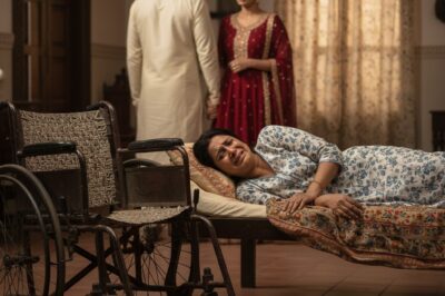 पूरे एक साल तक अपनी लकवाग्रस्त पत्नी की देखभाल करते-करते थक गया था। हर रात “संयम” से घुटन महसूस करते हुए, मैं अपनी पत्नी को पूरे एक हफ़्ते के लिए अकेला छोड़कर उसी कंपनी में एक सहकर्मी के साथ डेट पर चला गया। अचानक, जब मैं घर पहुँचा और दरवाज़ा खोला…/hi