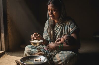 पति ने अपनी नई जन्मी पत्नी की देखभाल के लिए अपनी मां को हर महीने 30,000 रुपये दिए, लेकिन जब वह अचानक घर लौटा, तो वह यह देखकर चौंक गया कि उसकी पत्नी चुपके से खराब चावल का एक कटोरा निगल रही है, जिसमें बची हुई मछली के सिर और हड्डियां मिली हुई हैं…/hi